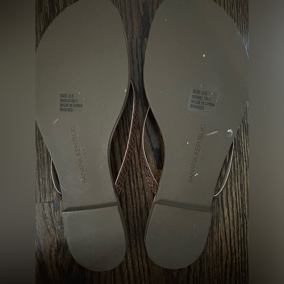 Banana Republic leather flip flops - Picture 3 of 3
